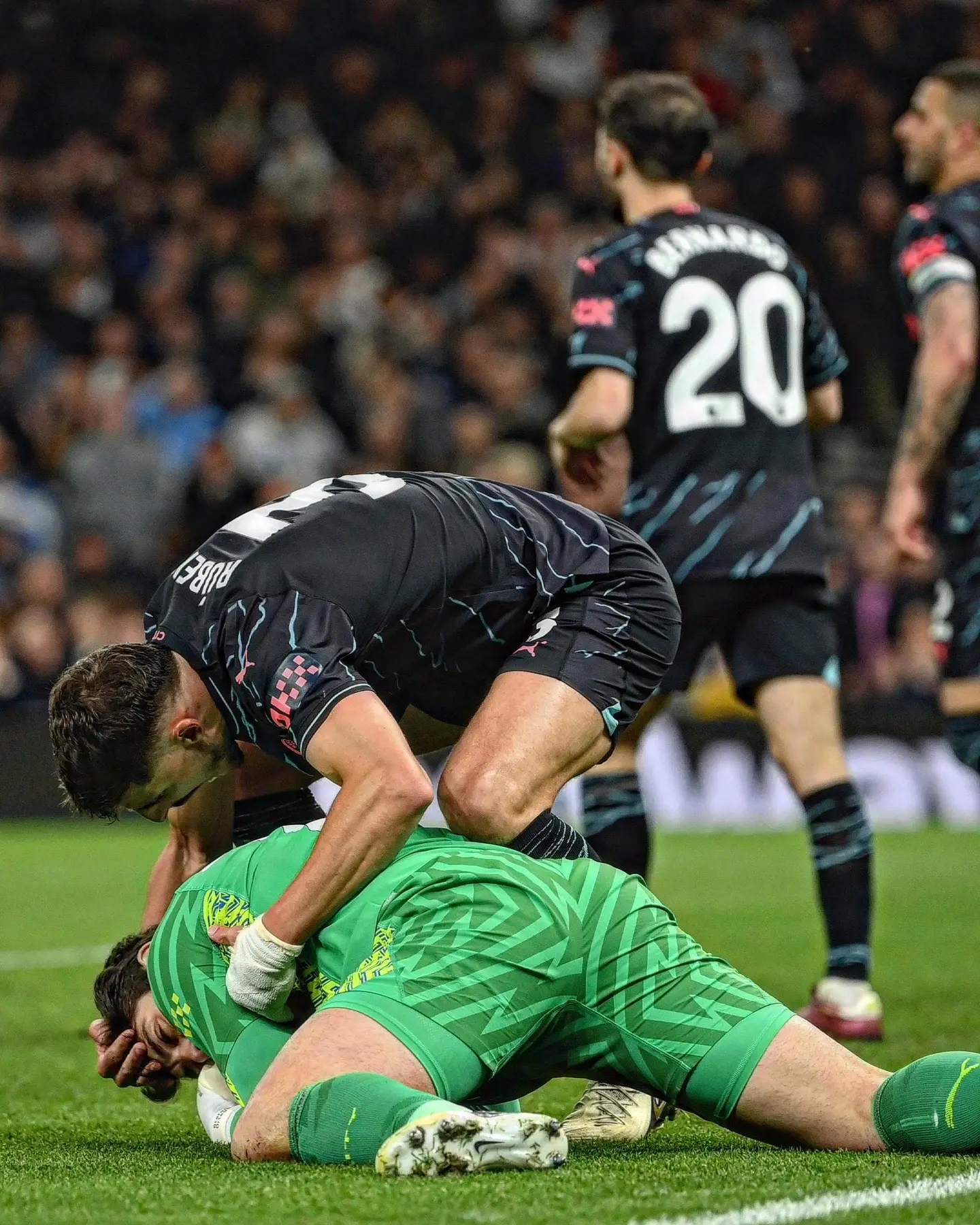 AG体育官方网站-足球竞技场上对决搏杀，球员表现抢眼(足球竞技场上对决搏杀,球员表现抢眼吗)